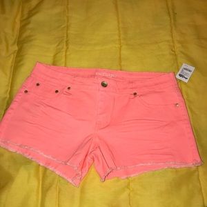 “NWT” REFUGE SHORTS